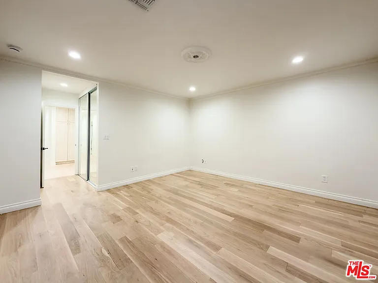 1094 Garden Ln — Photo 12