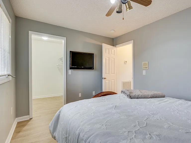 Emerald Dr — Photo 25