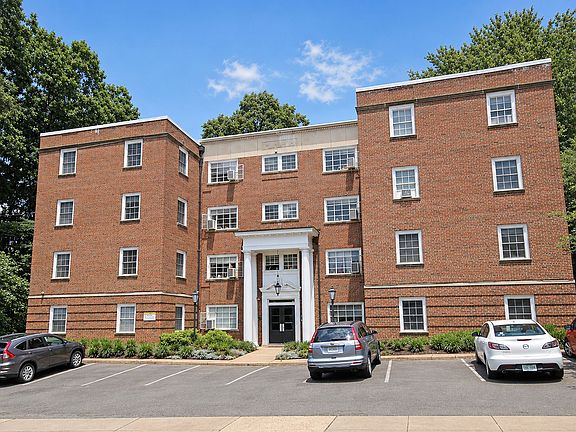 5th image of 32 University Cir APT 106