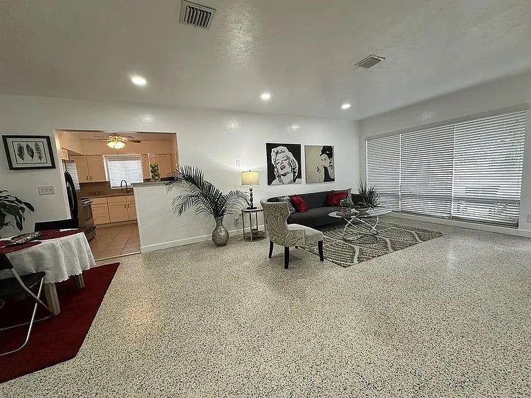 950 E Dayton Cir — Photo 2