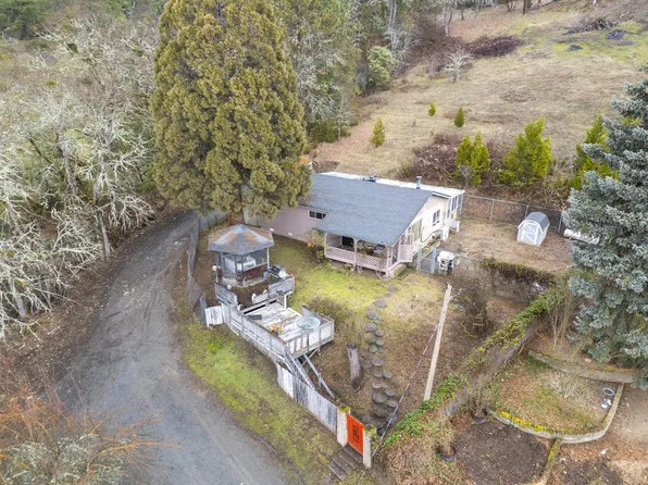 618 NE Greenfield Rd, Grants Pass, OR 97526