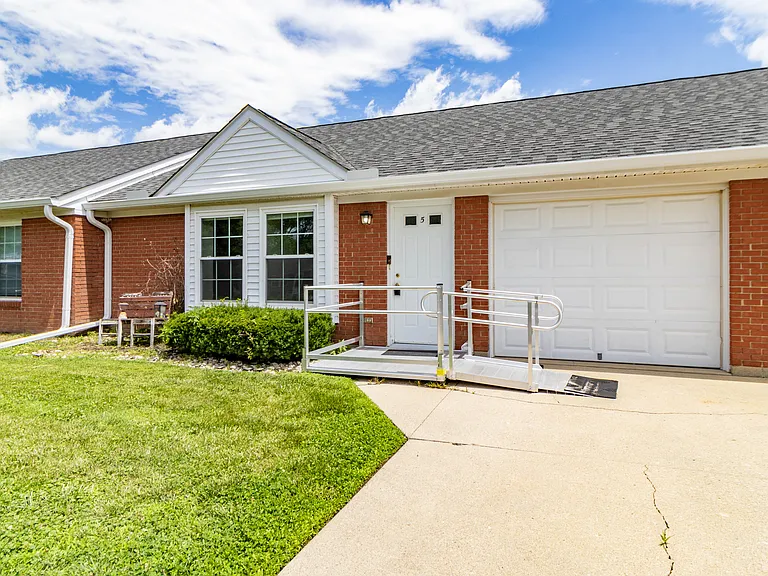 212 Rosemarie Dr #5 — Photo 1