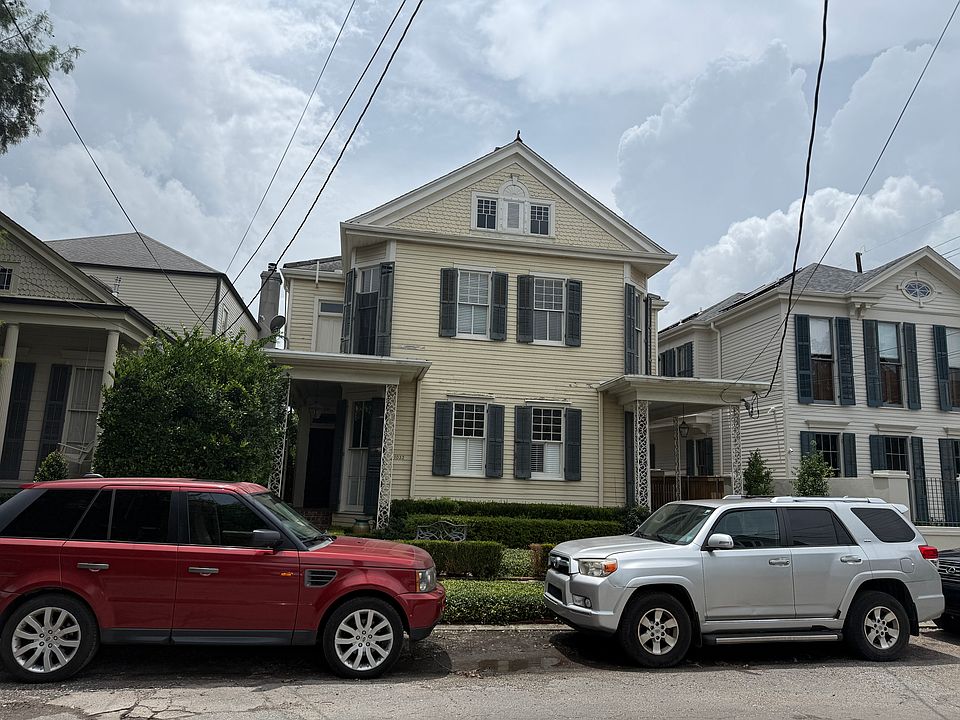 Front of Triplex House. 1030 Robert is upstairs left.