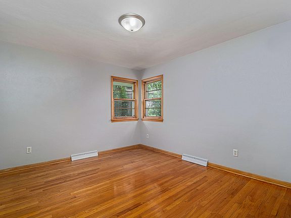 3rd image of 134 Woodrow Ave S