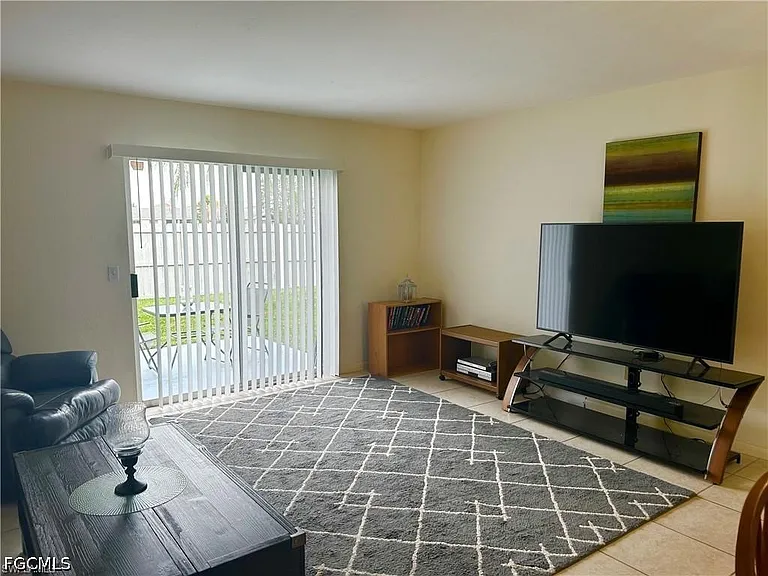 1005 SW 48th Ter #7 — Photo 5