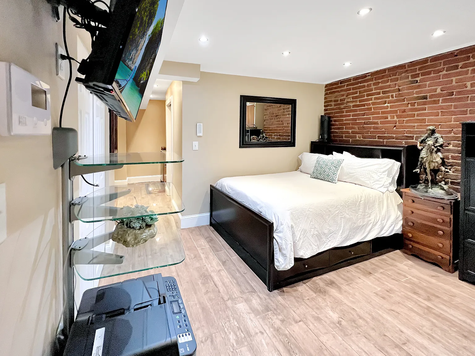 Studio, 625 sqft, $2,300 — Photo 2