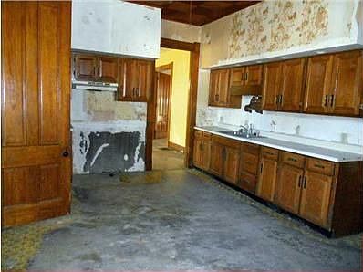 3rd image of 708 E Market St