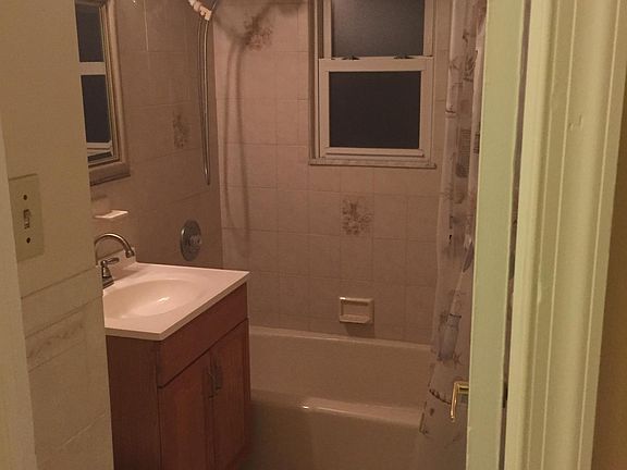 Main Full Bathroom (1st Floor)