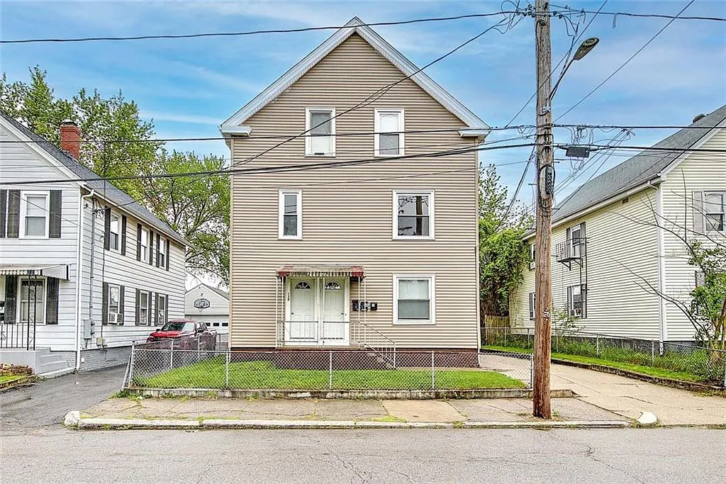 3 bed, 1.0 bath, 1134 sqft, $2,100 — Photo 1