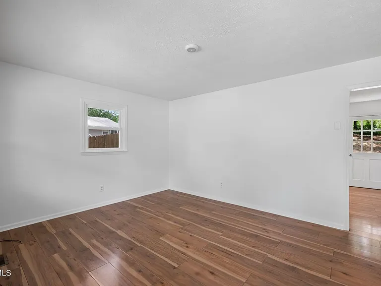 15 Holmes St — Photo 17