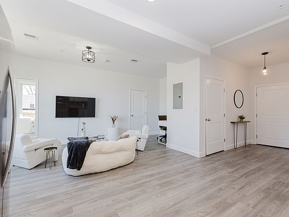2nd image of 92-94 George St #203