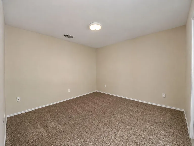 525 Eagles Nest Cv — Photo 32
