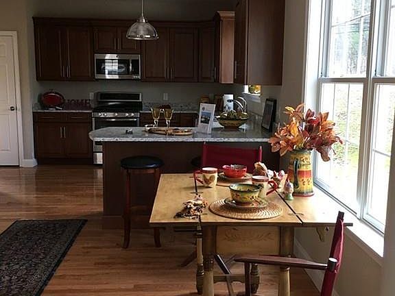 5th image of 8 Mayflower Dr #1
