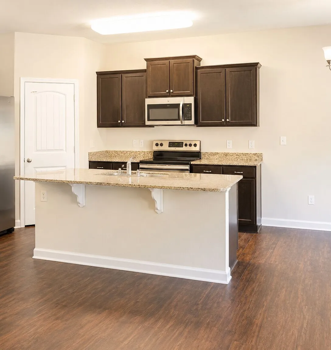5 bed, 3.0 bath, 2511 sqft, $2,300 — Photo 2