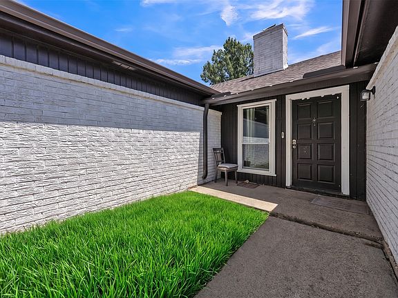 2nd image of 3813 Lynbrook Ln