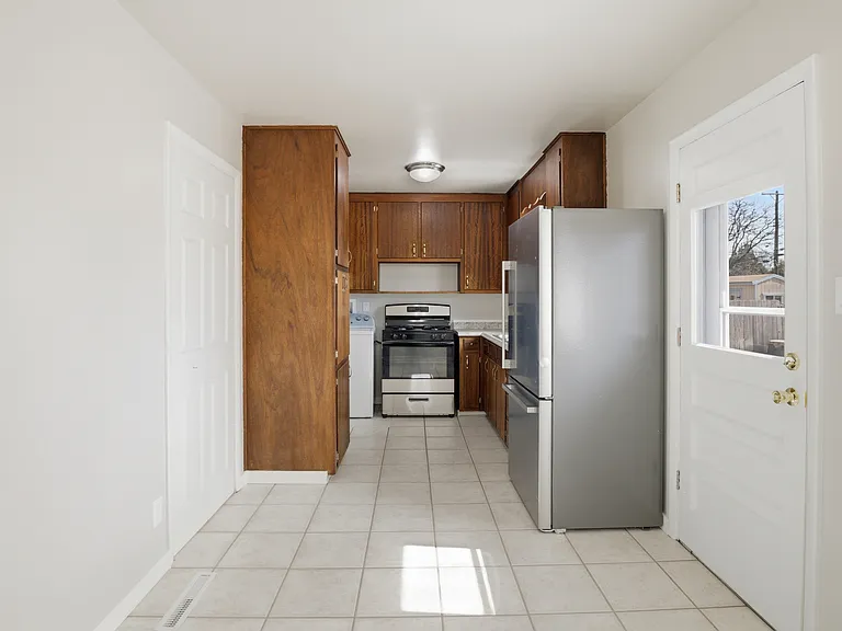 2826 N Institute St — Photo 8