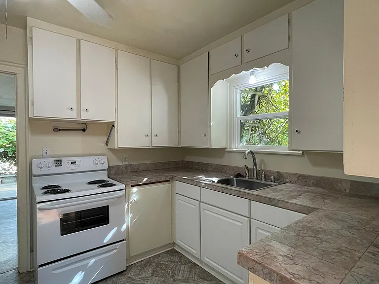 3635 E McLeod Rd — Photo 4