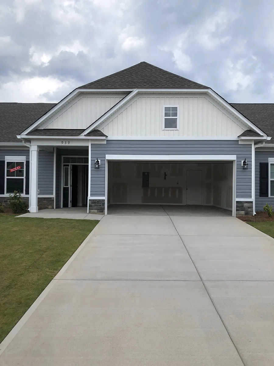 2 Car Garage - 939 Manitou Cir