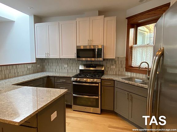 2nd image of 1019 W Oakdale Ave #2F