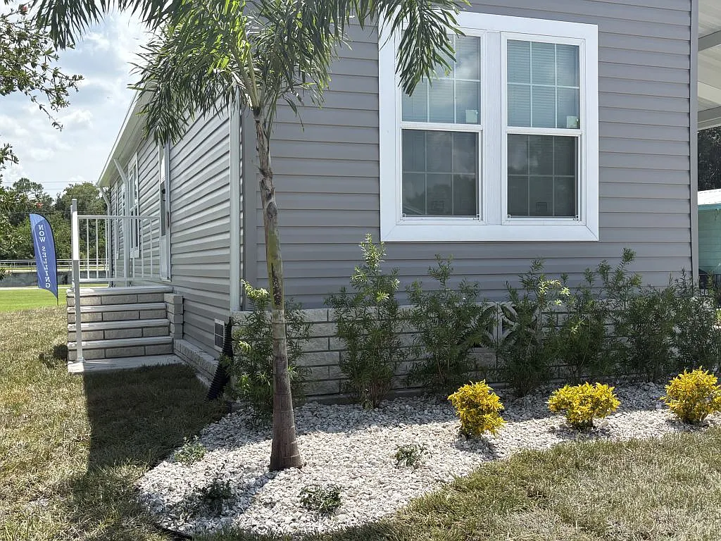 3 bed, 2.0 bath, 964 sqft, $1,599 — Photo 4