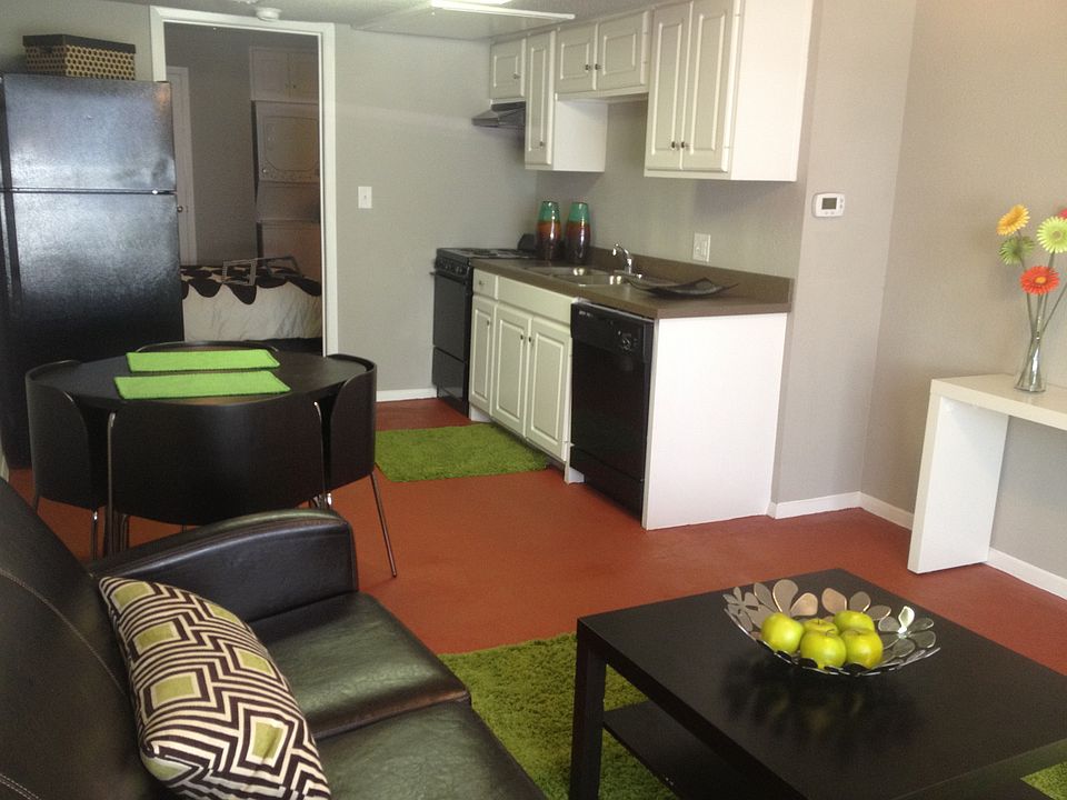 Living and kitchen area