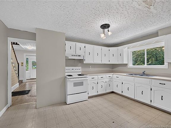 4th image of 877 Barker St