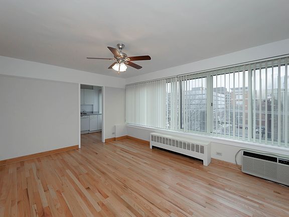 3rd image of 4750 N Clarendon Ave #47500101