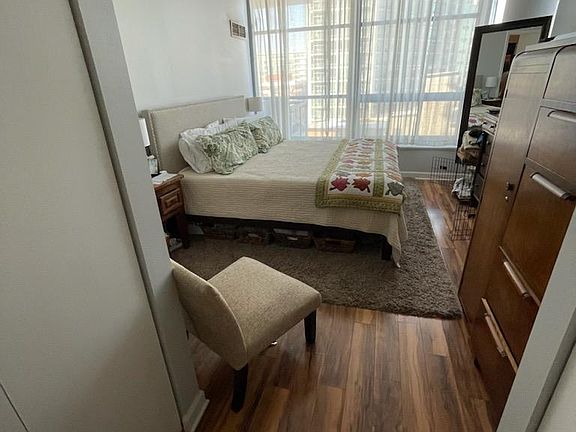 2nd image of 1600 S Prairie Ave Unit 906