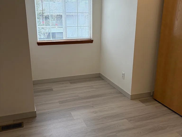 17320 SW Ellis Ct — Photo 2