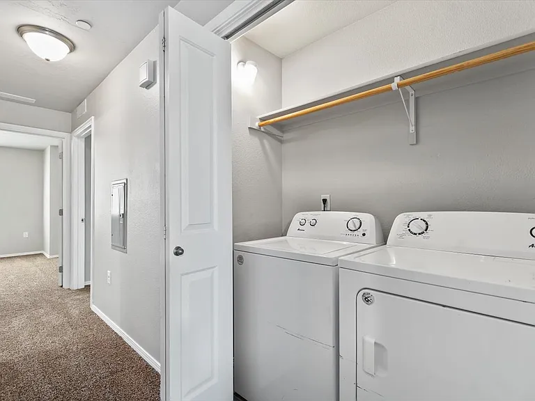 Creekside Apartments — Photo 15