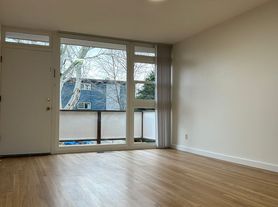 4215-4221 SW Seattle St