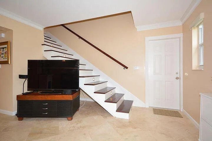 2 bed, 1.5 bath, 1306 sqft, $7,000 — Photo 2