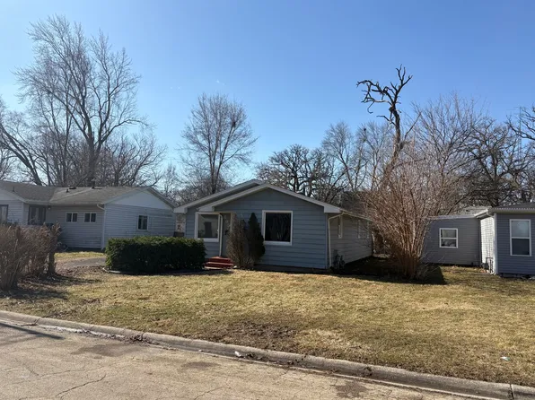 689 Country Club Dr, Kankakee, IL 60901