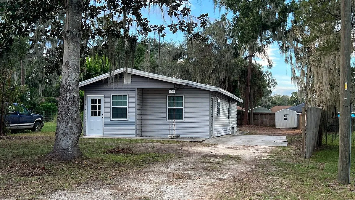 2 bed, 1.0 bath, 1044 sqft, $1,350 — Photo 2