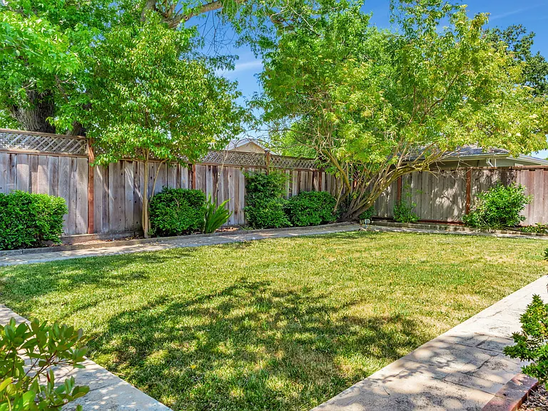 1228 Ruby St — Photo 32