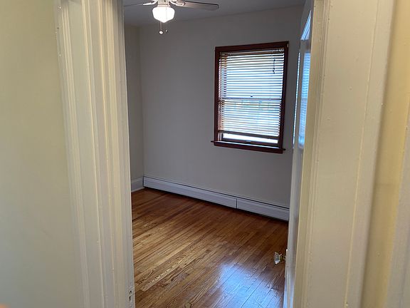 Bedrppm entrance off hallway