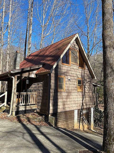 Nice exterior w/tin roof