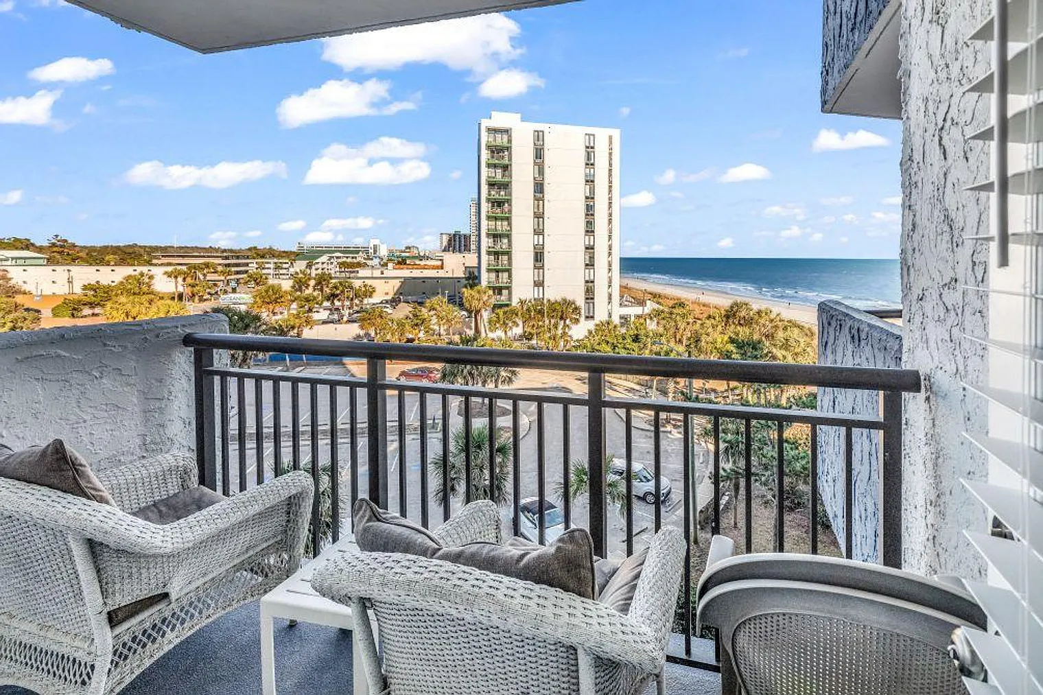 1 bed, 1.0 bath, 495 sqft, $2,554 — Photo 2