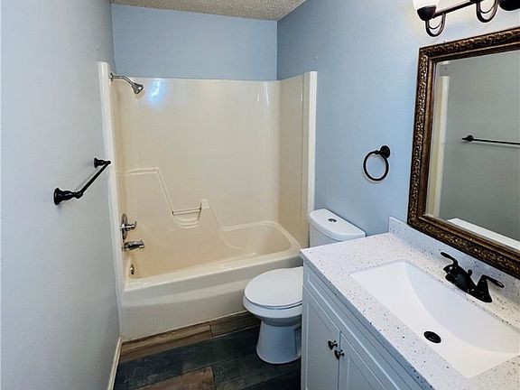 5th image of 3119 W Essex Dr