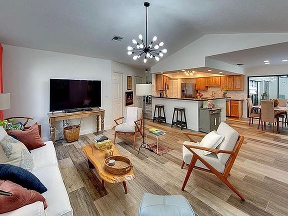 3rd image of 1087 Hoover Cir