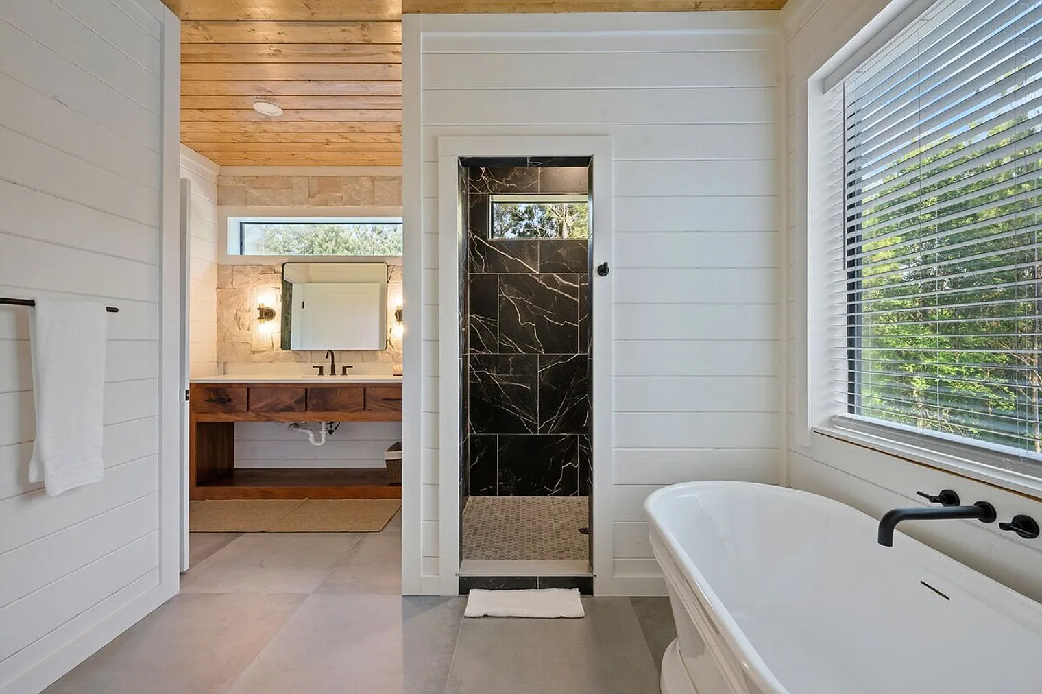 5 bed, 5.5 bath, 3756 sqft, $19,762 — Photo 4