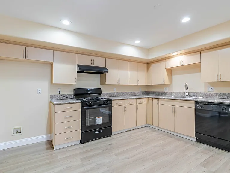 1466 Tamarind Ave #101 — Photo 5