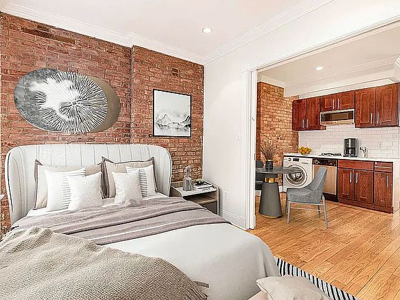 2nd image of 610 E 9th St APT 1R