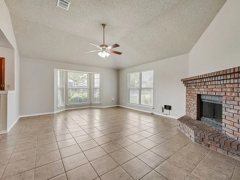 2618 Trumpet Dr — Photo 2