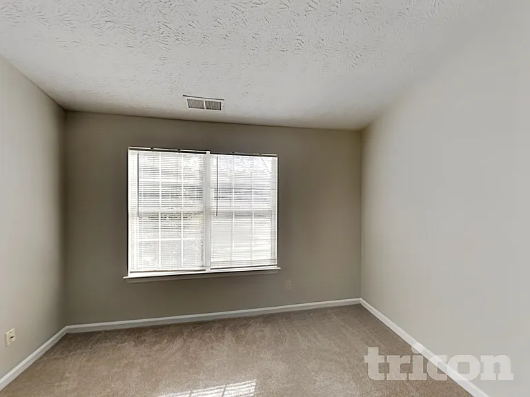 936 Edgewood Ln — Photo 13