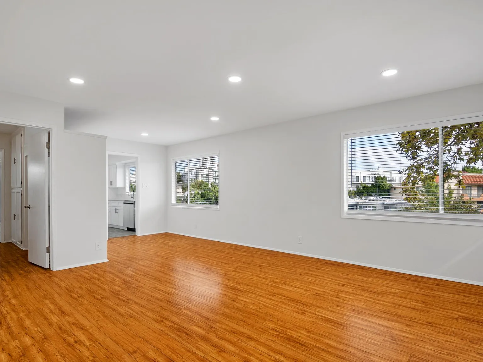 1607 Manning Ave — Photo 2