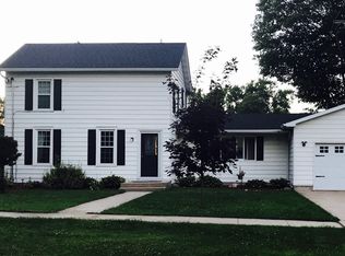 305 School St, Lena, IL 61048