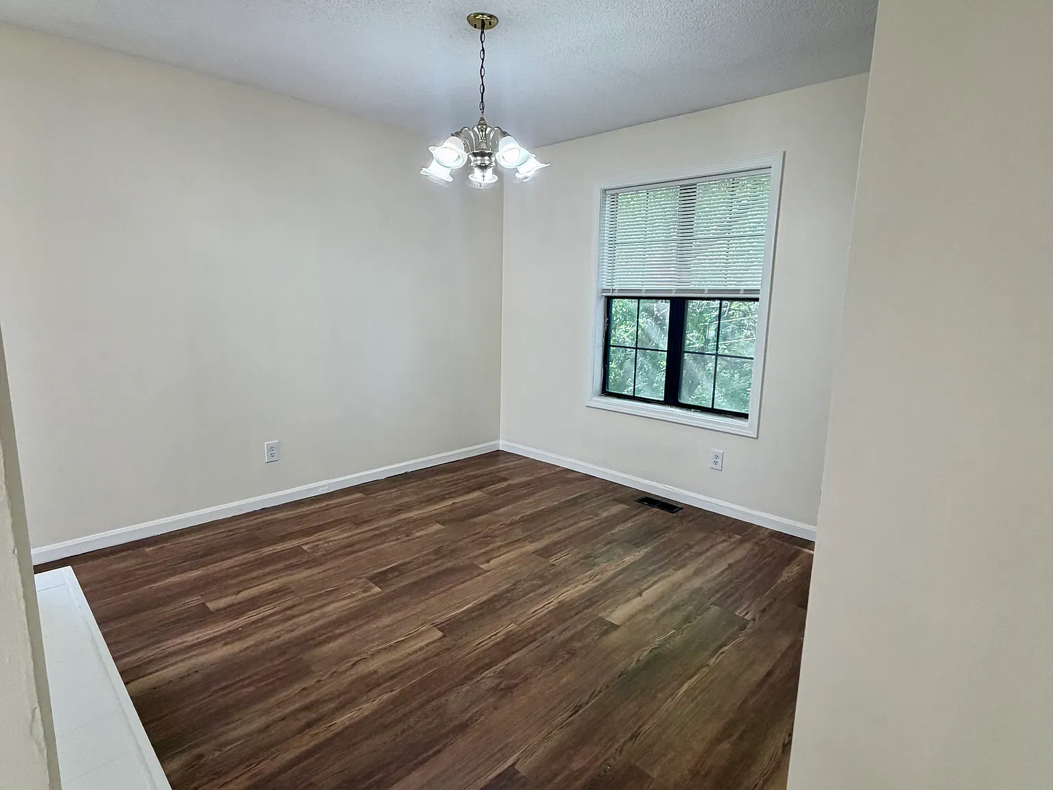 4 bed, 2.5 bath, 1927 sqft, $1,800 — Photo 3