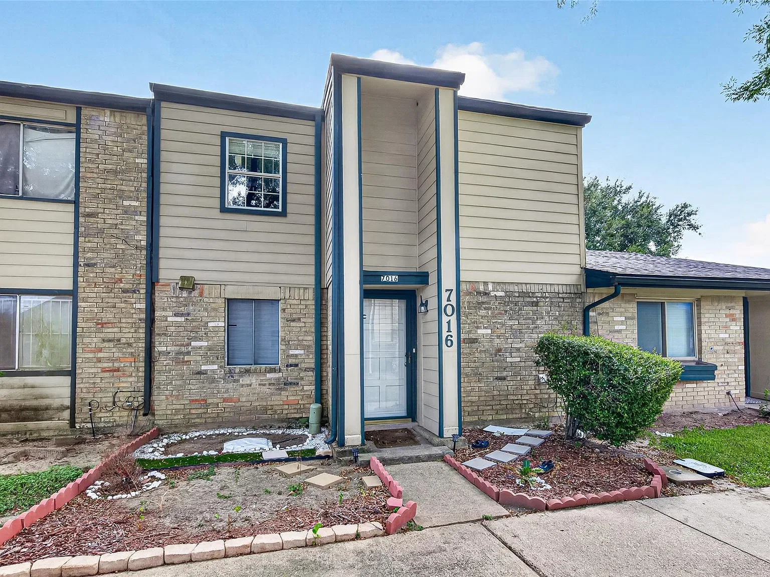 2 bed, 1.5 bath, 1384 sqft, $1,800 — Photo 2