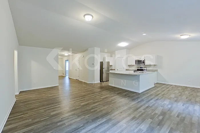 3 bed, 2.0 bath, 1800 sqft, $2,095 — Photo 2